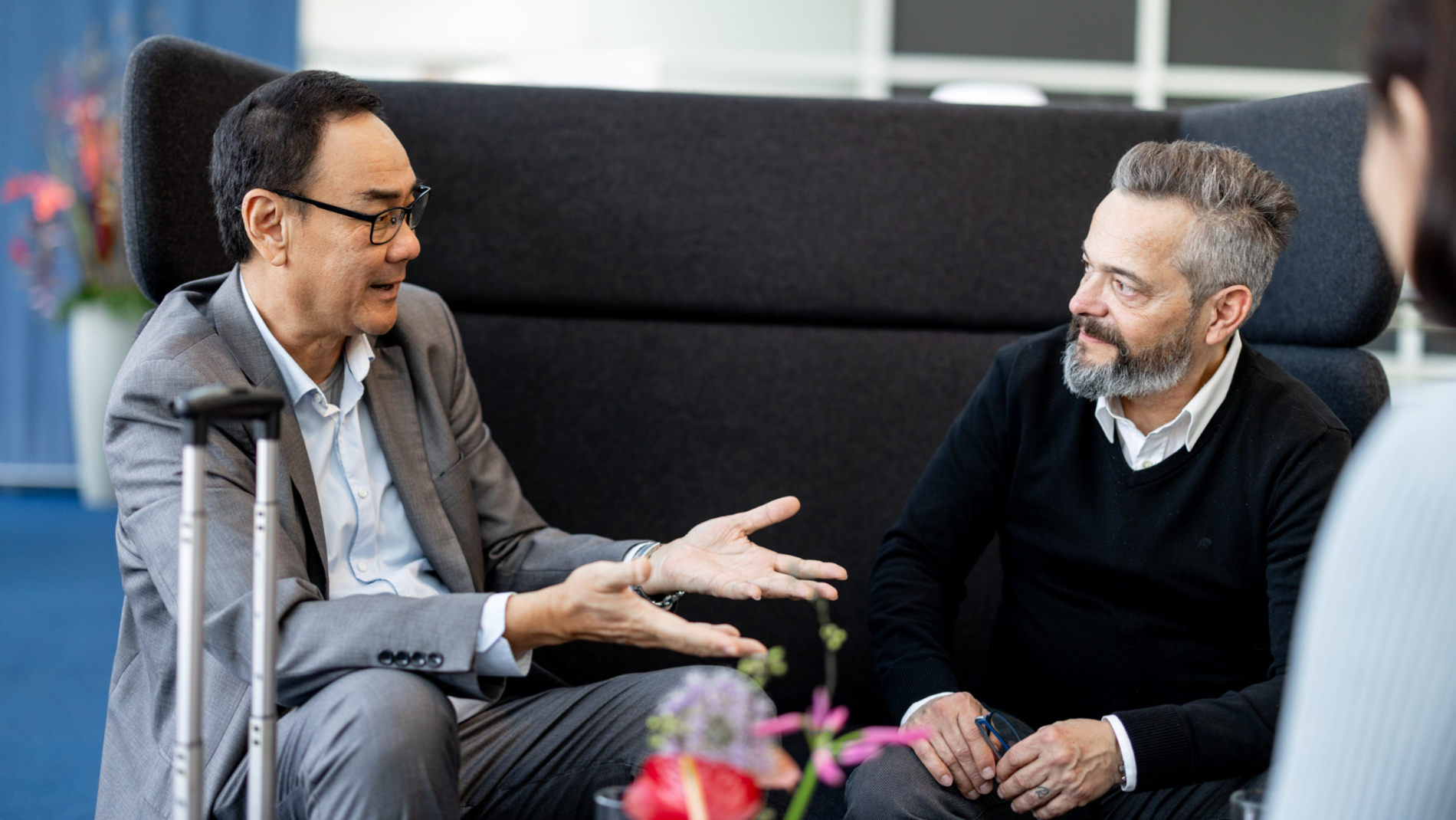 Zwei Männer im Gespräche im Businessclub