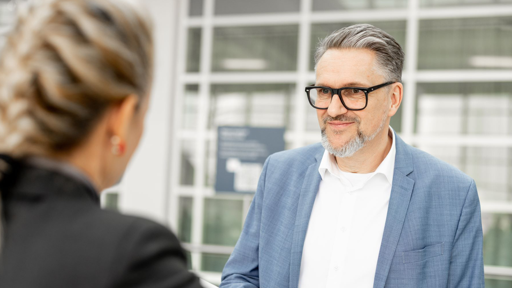 Conversation in the entrance area of the Business Club Lounge at Messe Frankfurt