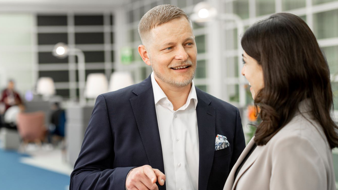 Ein Man und eine Frau unterhalten sich im Business Club